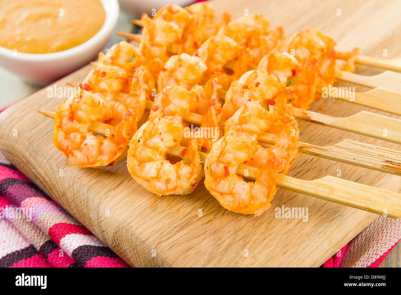 Sate Goong - Thai Garnelen Satays mit Erdnuss-Sauce serviert. Hautnah ...