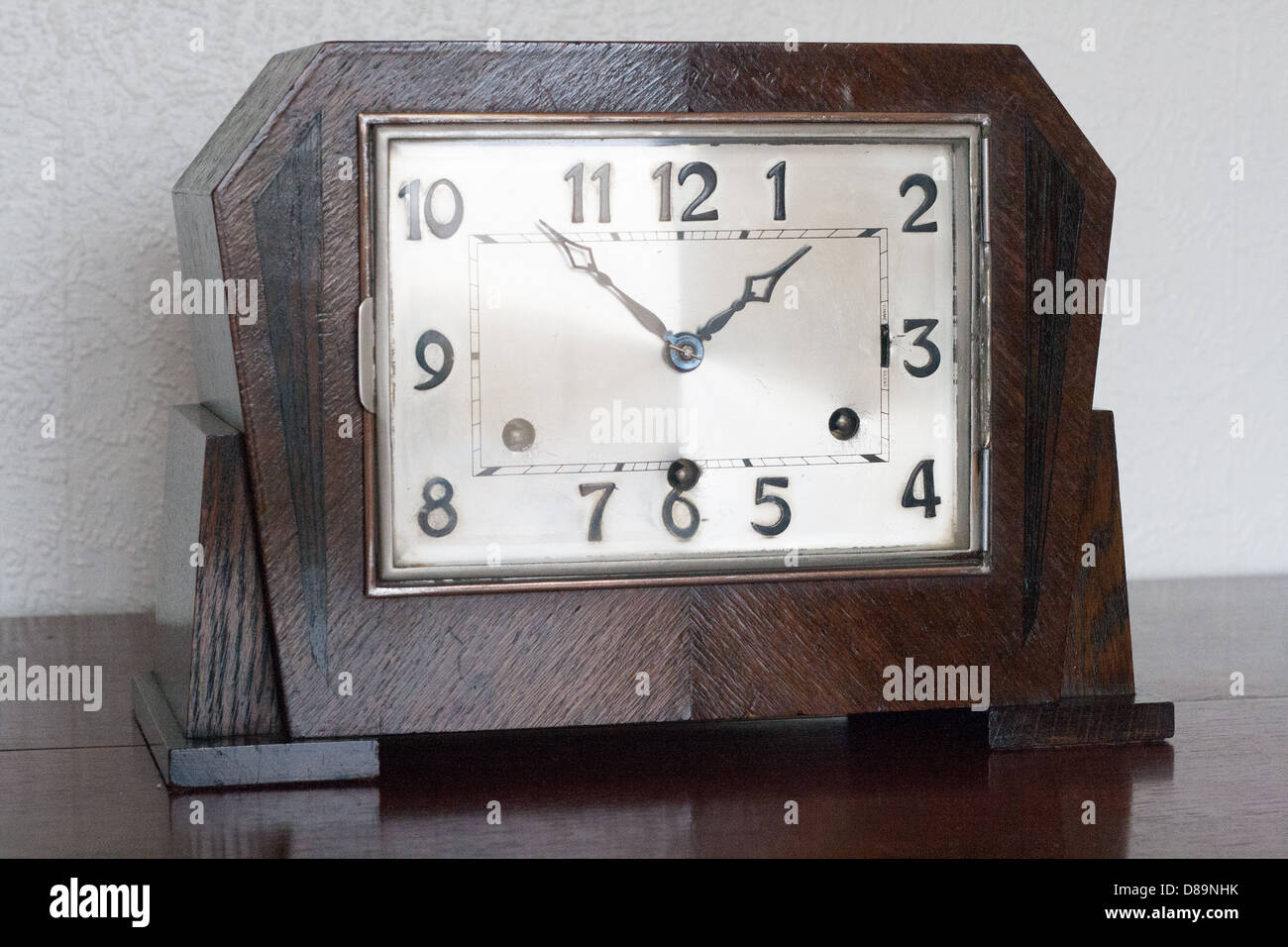 Art déco-Eiche furniert Mantel clock, c 1930 s, Westminster Glockenspiel. Time Piece Stockfoto