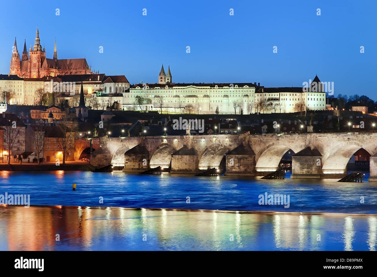 Karlsbrücke und Vltava Fluss bei Nacht, im Hintergrund die Burg, Prag Stockfoto