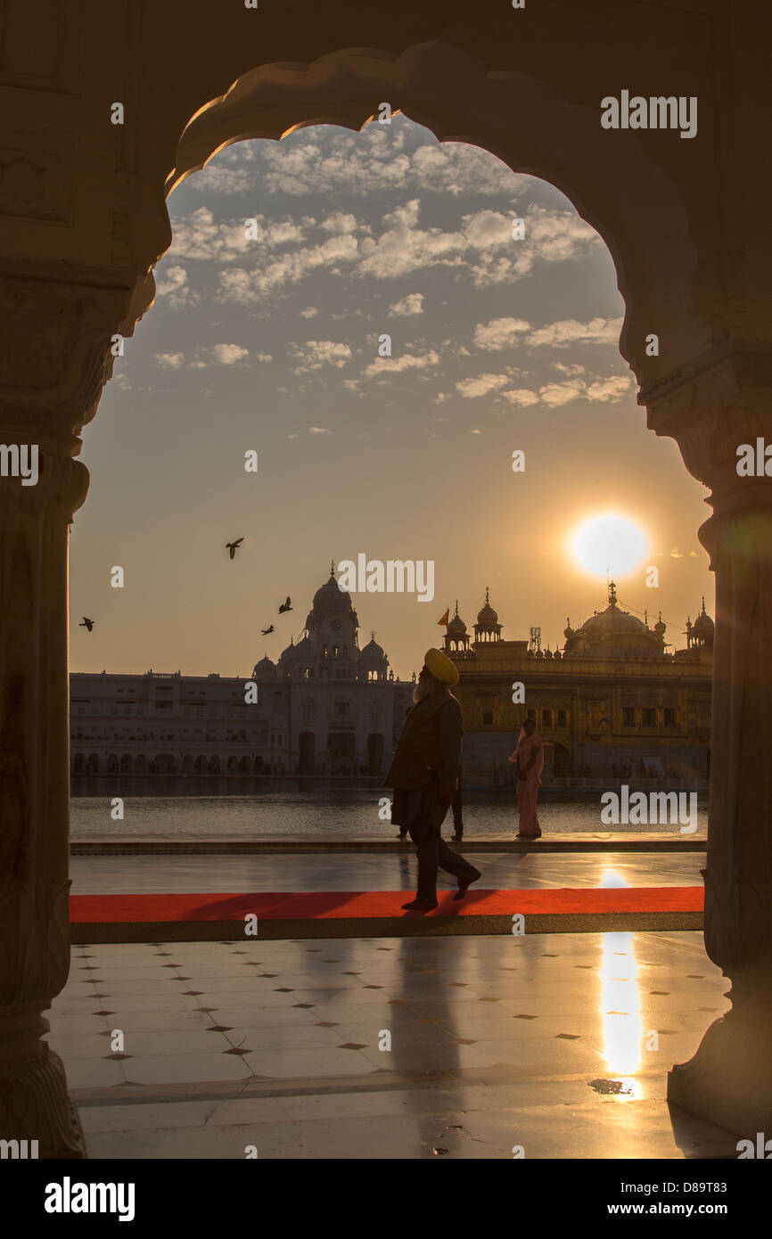 Indien, Punjab, Amritsar, Goldener Tempel bei Sonnenuntergang Stockfoto