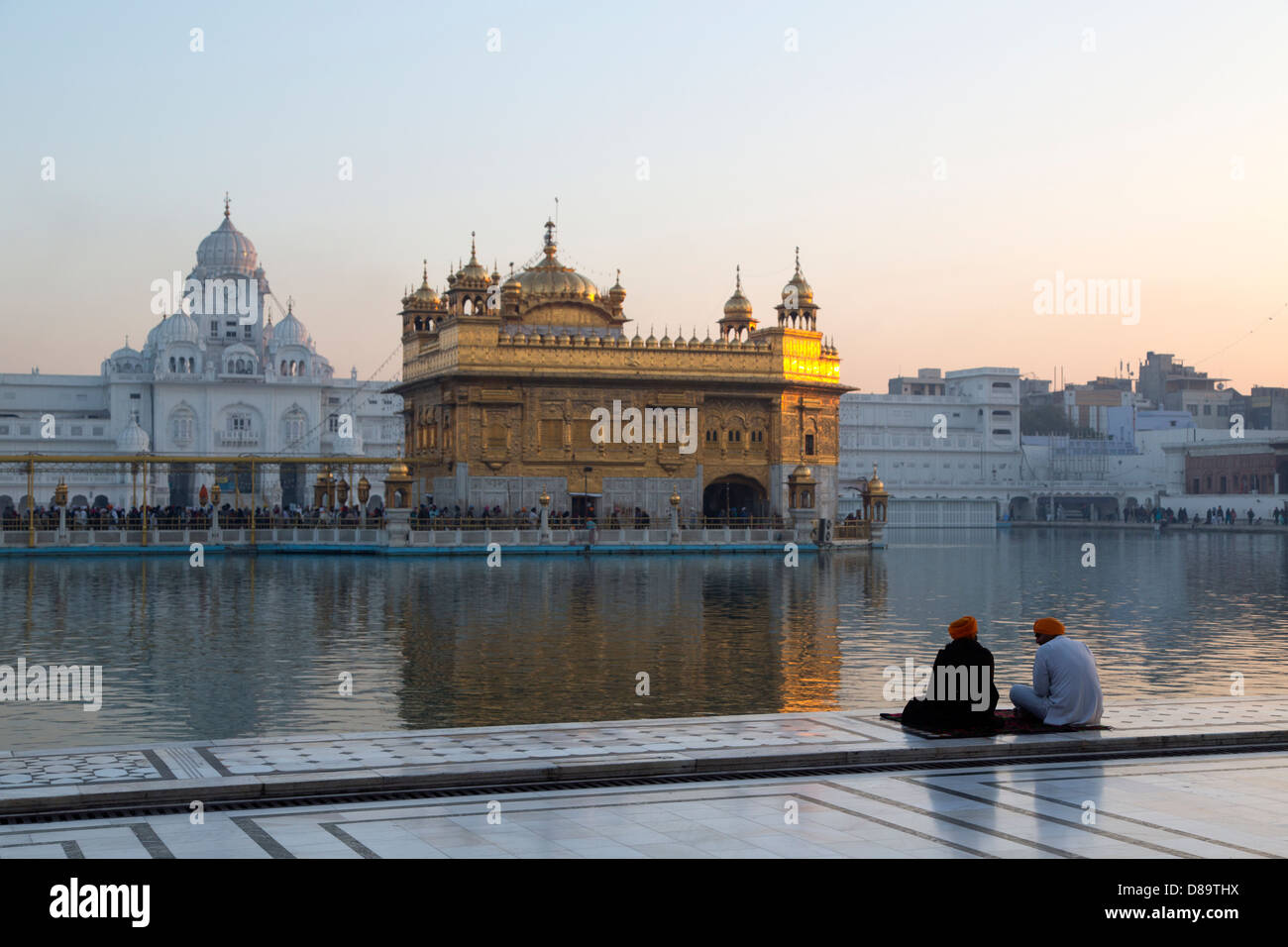 Amritsar Punjab, Indien. Goldene Tempel, zwei Sikh Anhänger bei Sonnenaufgang Stockfoto