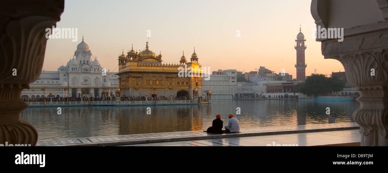 Amritsar Punjab, Indien. Goldene Tempel, zwei Sikh Anhänger bei Sonnenaufgang Stockfoto