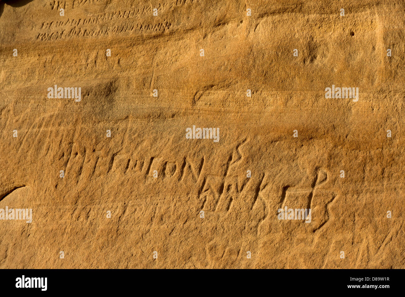 Ägypten-Sinai Wüste Felsen Berg Sand Zeichen zeichnen Bilder Granit Felsen Kunst Beduinen Saint Catherine Straße seltene Felsformationen Stockfoto