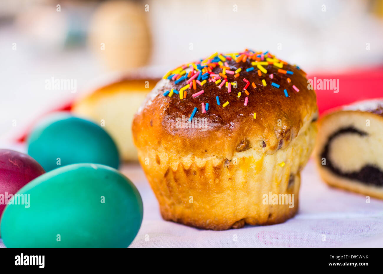 Leckeres Gebäck Ostern dekoriert mit bunten Bonbons Stockfoto