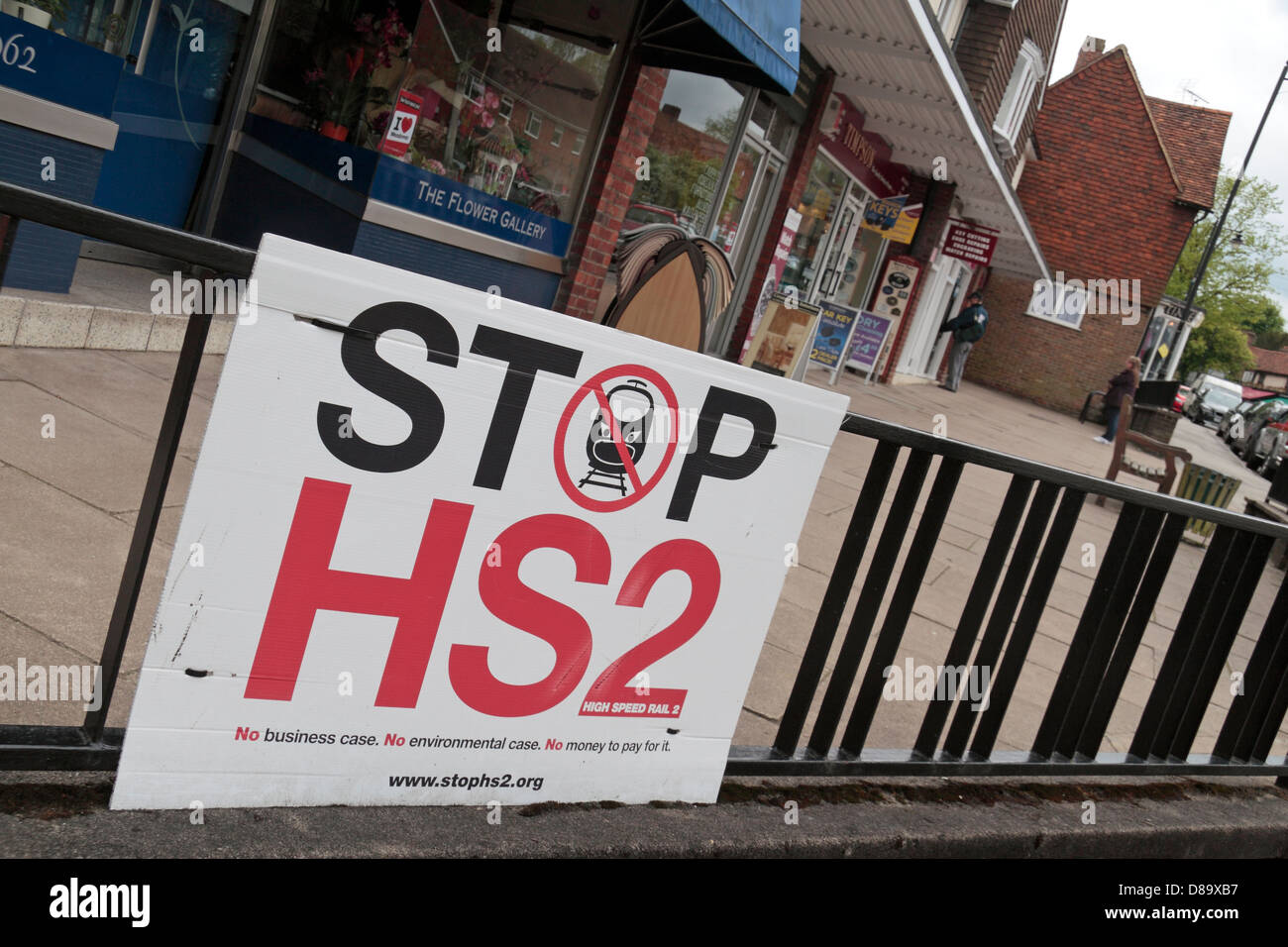 Ein "Stop HS2" Poster auf einem Geländer in die Einkaufsstraße hoch Wendover, Buckinghamshire, England. (Mai 2013) Stockfoto