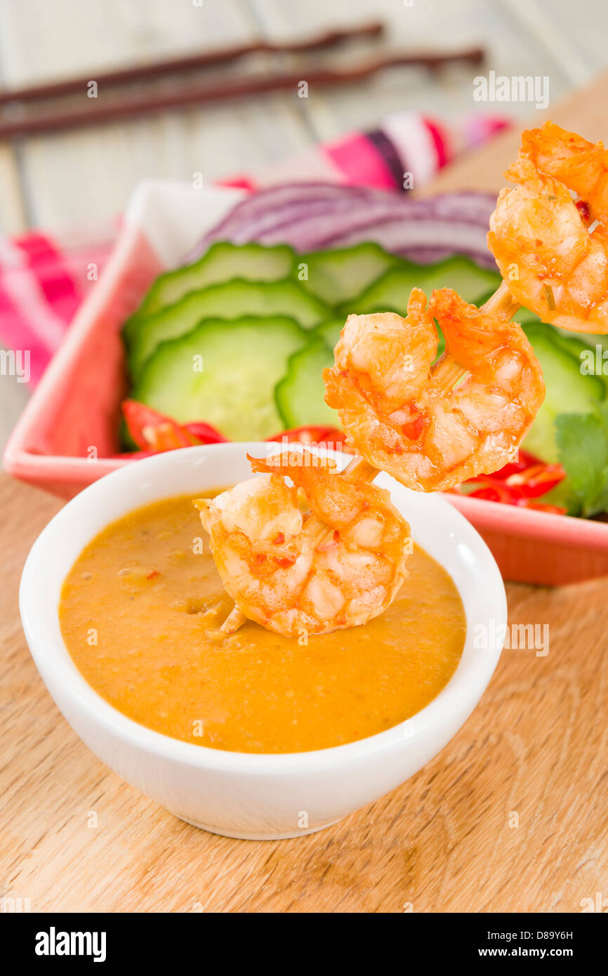 Sate Goong - Thai Garnelen Satay mit Gurke und Zwiebel-Relish und Erdnuss-Sauce, Gurke und Zwiebel serviert. Stockfoto