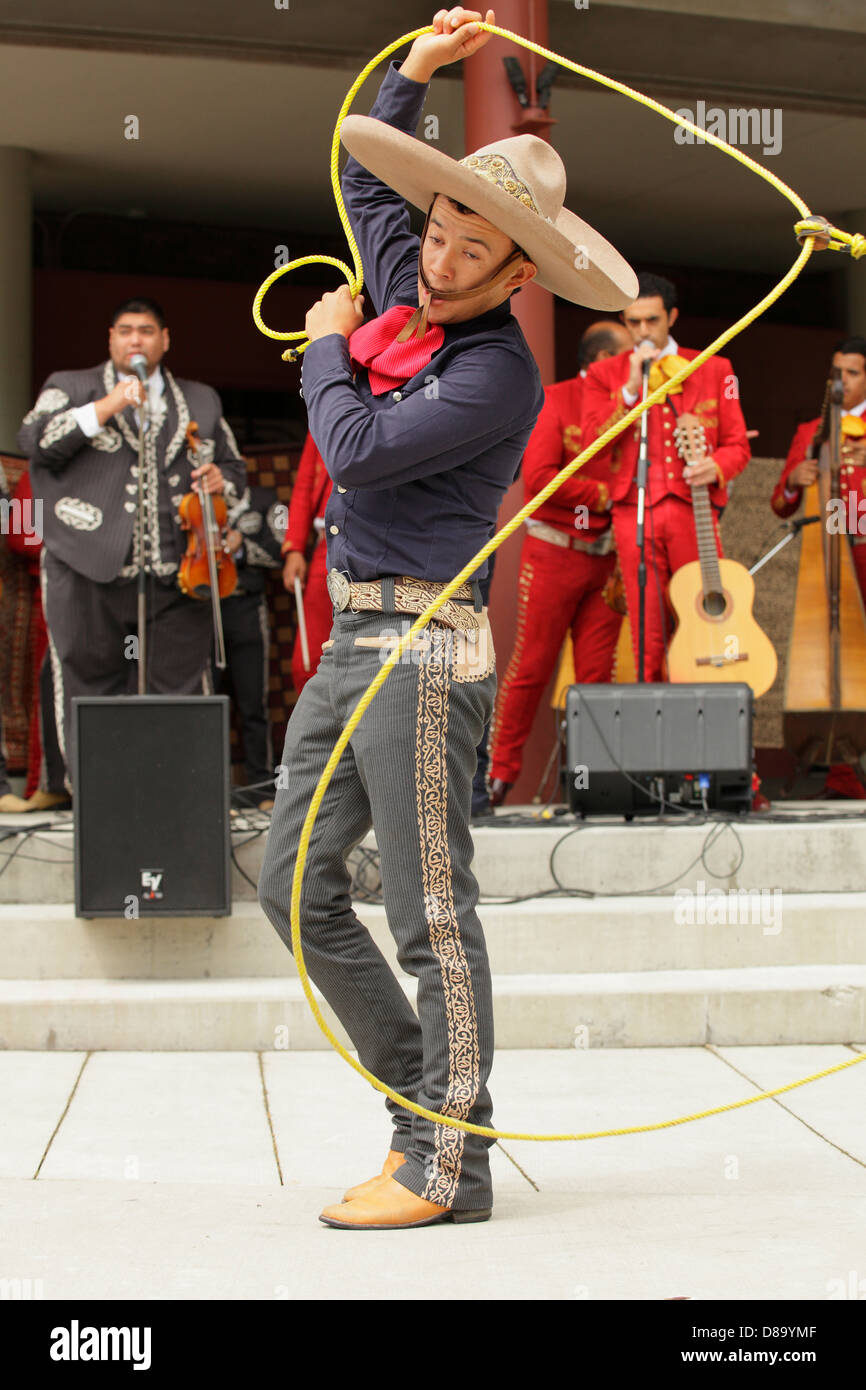 Mexikanische Mariachi Cocula Gaucho mit Lasso in Centennial Square in Afrika Fest-Victoria, British Columbia, Kanada. Stockfoto