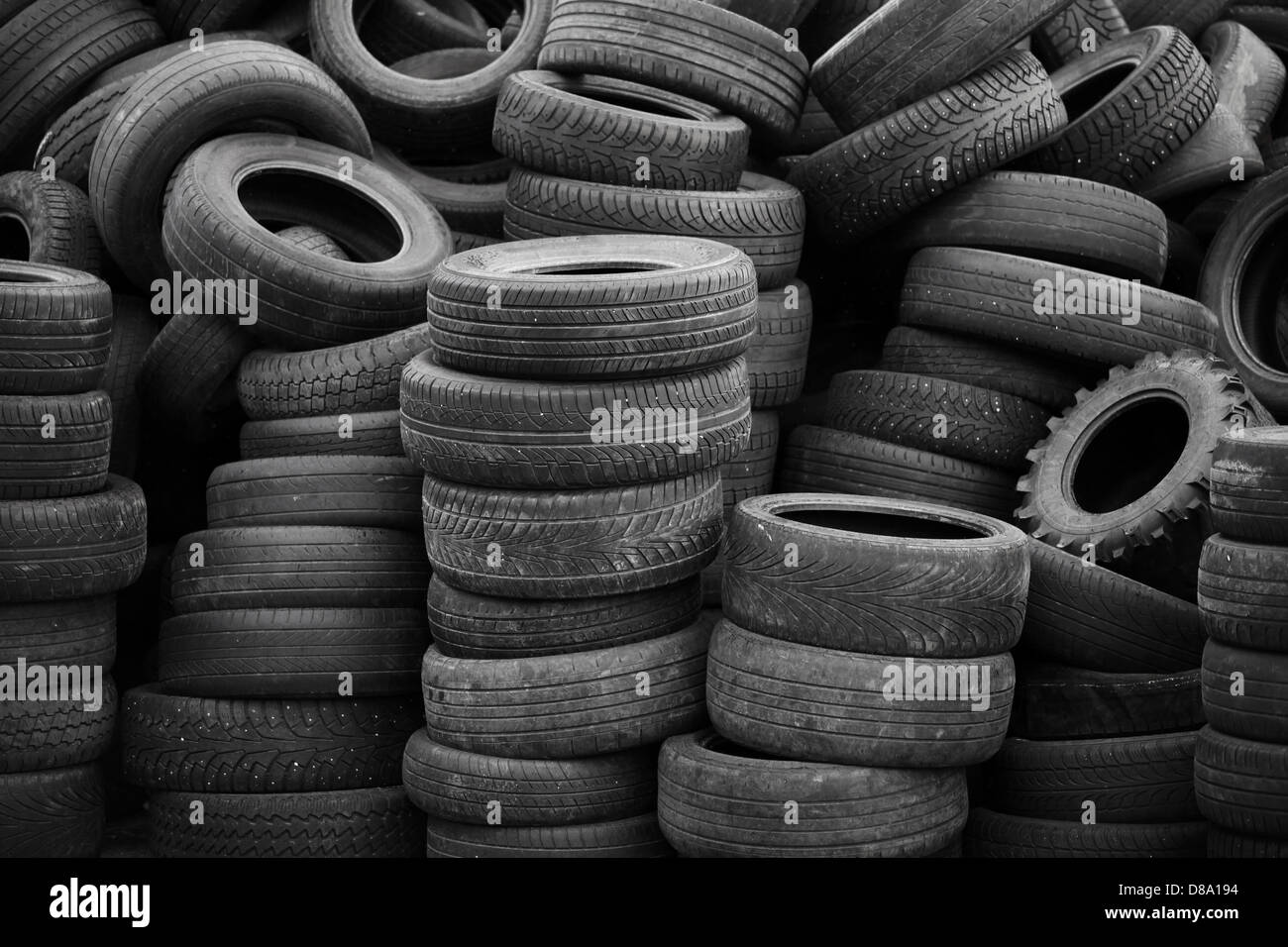 Alte gebrauchte Reifen mit hoher Haufen gestapelt Stockfoto