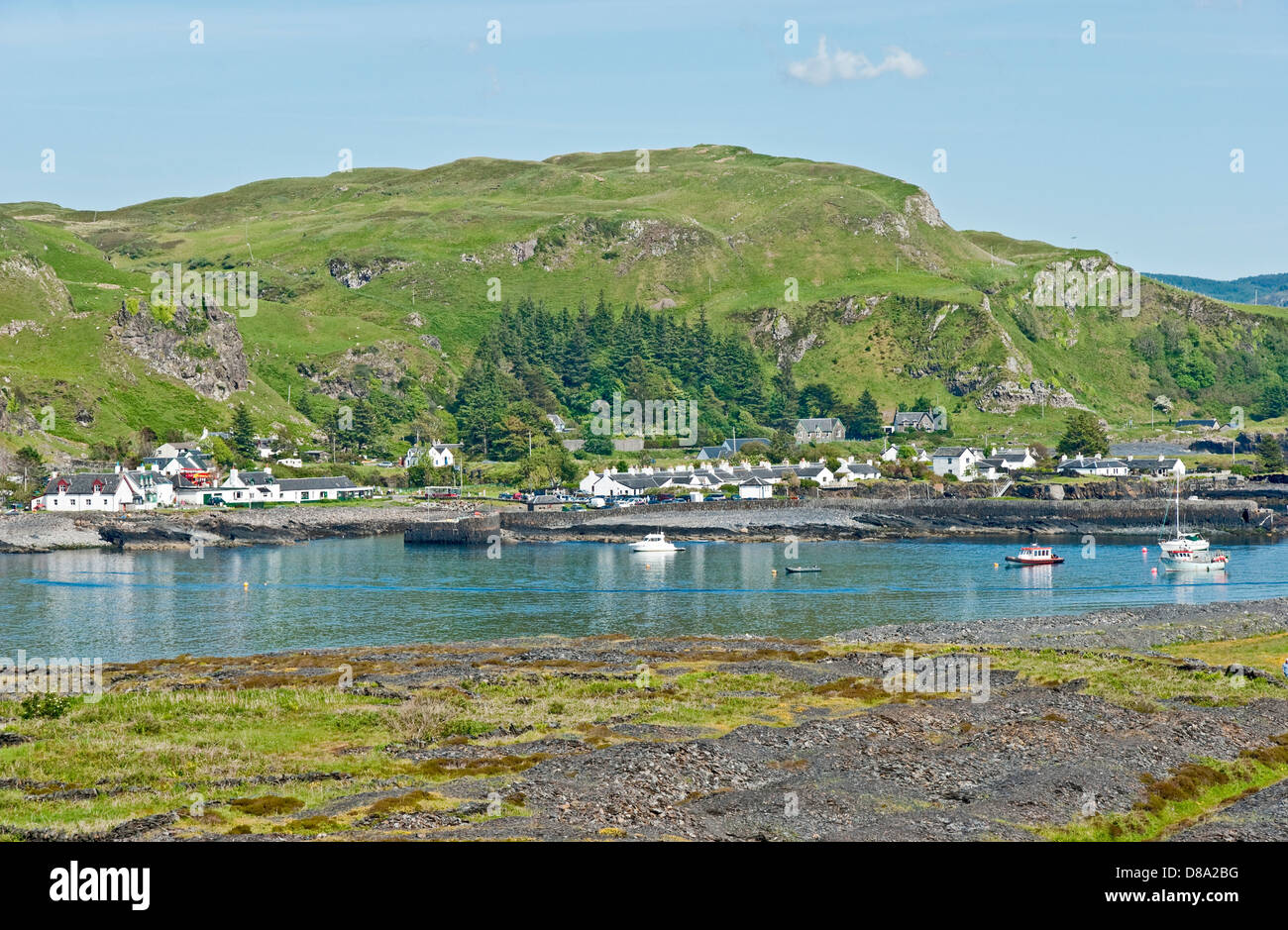 Gesamtansicht des Dorfes Easdale am Seil über dem Wasser von der stillgelegten Schiefer Steinbrüche auf der Insel Easdale in Schottland. Stockfoto