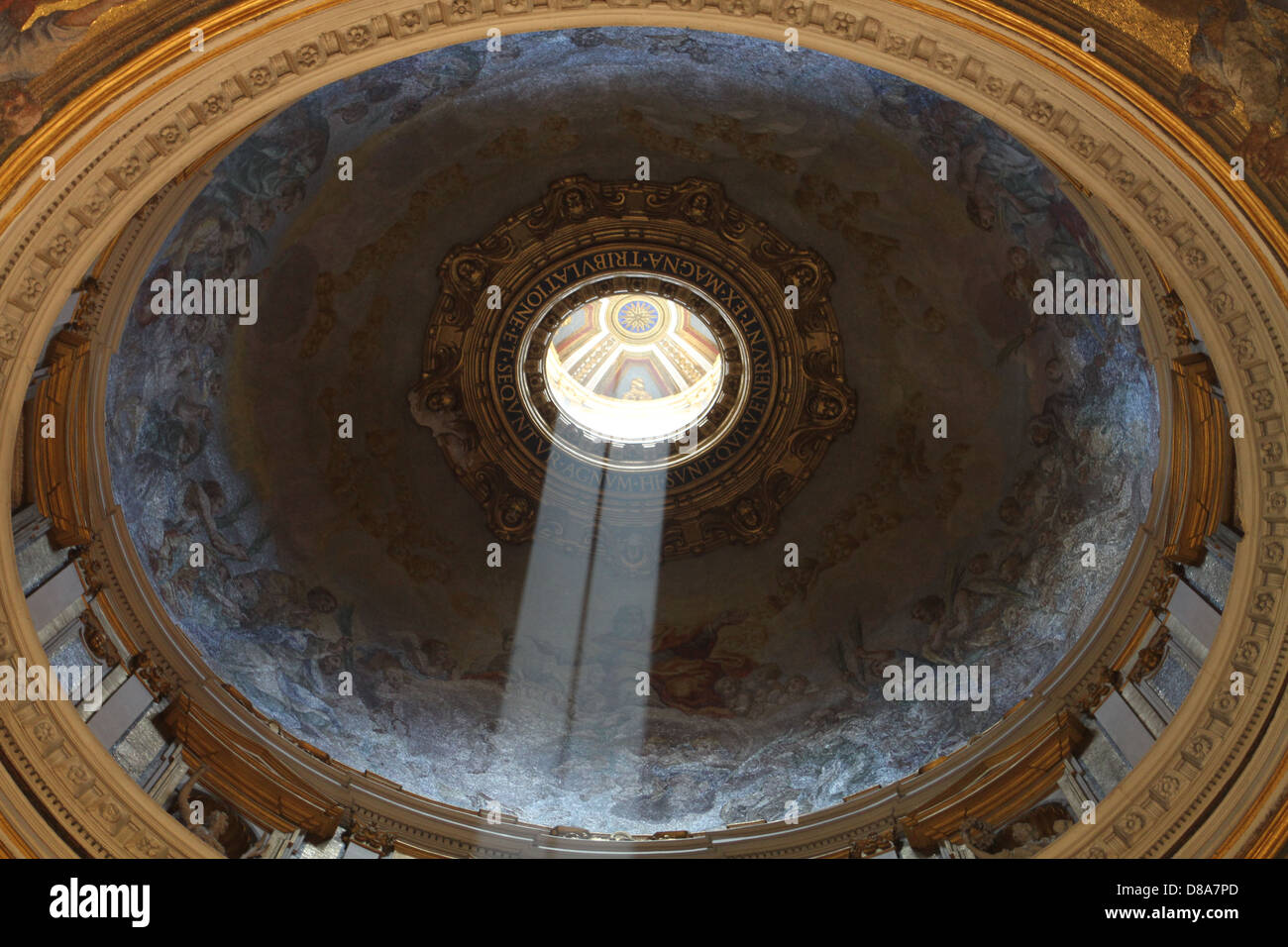 St.-Peters-Basilika, Rom, Italien. Blick auf die Kuppel von innen Stockfoto