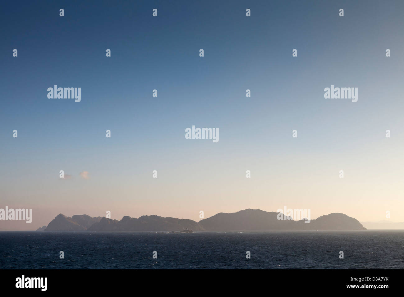Die Cíes-Inseln, Spanien, gesehen aus dem Osten, am frühen Morgensonnenlicht Stockfoto