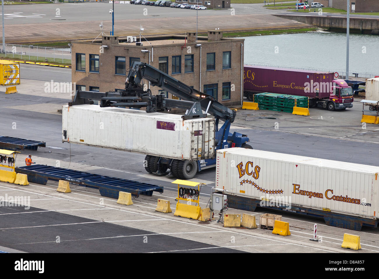 Container Termnal Zeebrugge, Belgien. Be- & Entladen Container auf Träger Stockfoto