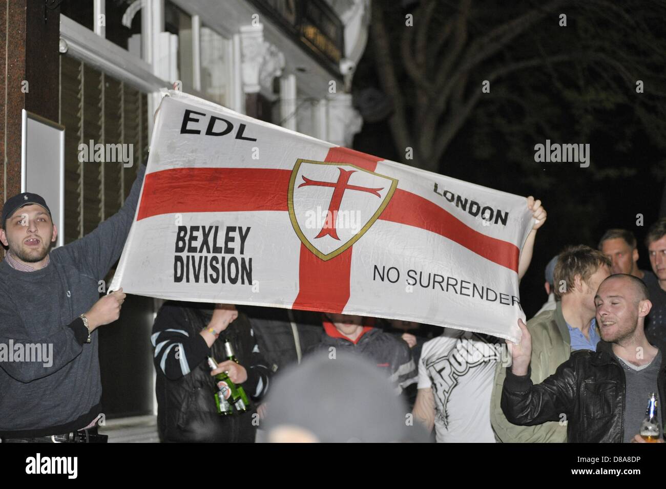 Woolwich, London, UK. 22. Mai 2013. English Defence League Fans Zusammenstoß mit der Polizei in Woolwich, South East London als Reaktion auf die vermeintliche islamischen terroristischen Tötung eines jungen Soldaten in der Gegend heute früh. Zwei Männer, die im Verdacht der Tötung im Krankenhaus bleiben, einer schwerkranken werden soll. Bildnachweis: Lee Thomas / Alamy Live News Stockfoto