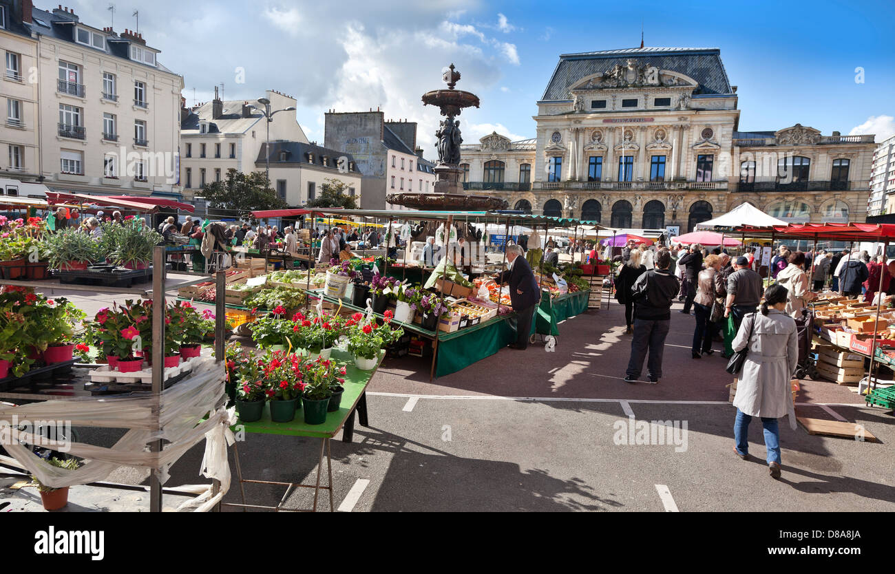 Arbeitsreiches Wochenende Shopper, Cherbourg Marktplatz, Normandie, Frankreich. Das alte Theater im Hintergrund. Stockfoto