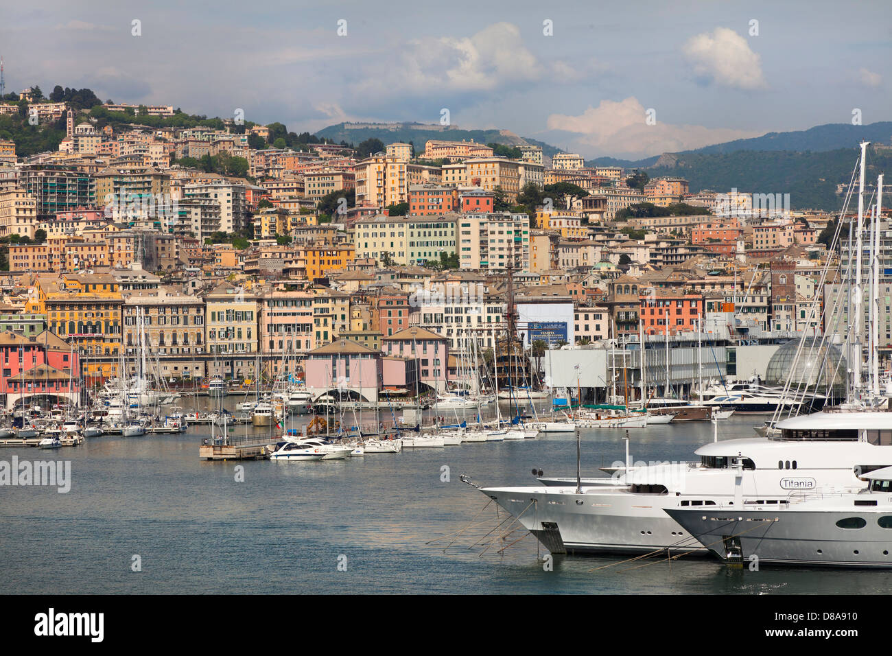 Genua Hafen, Italien, am Hafenblick landeinwärts, typische Genua Häuser. Private Yachten im Vordergrund. Stockfoto