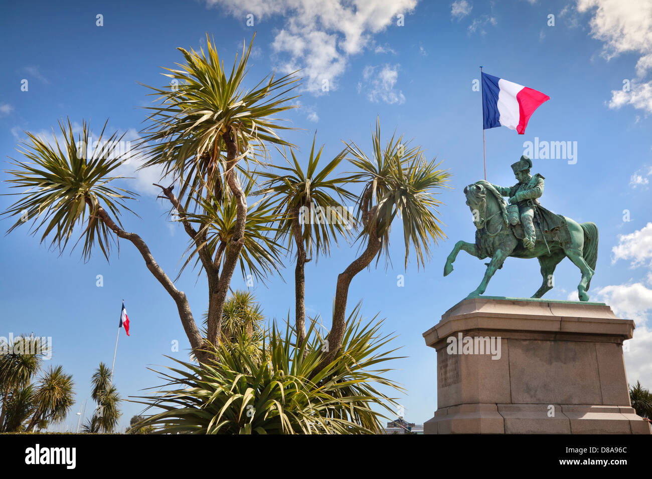 Bronzene Reiterstatue, Napoléon Bonaparte mit seinem ersten Pferd, Cherbourg, Frankreich, hält eine französische Fahne. Stockfoto