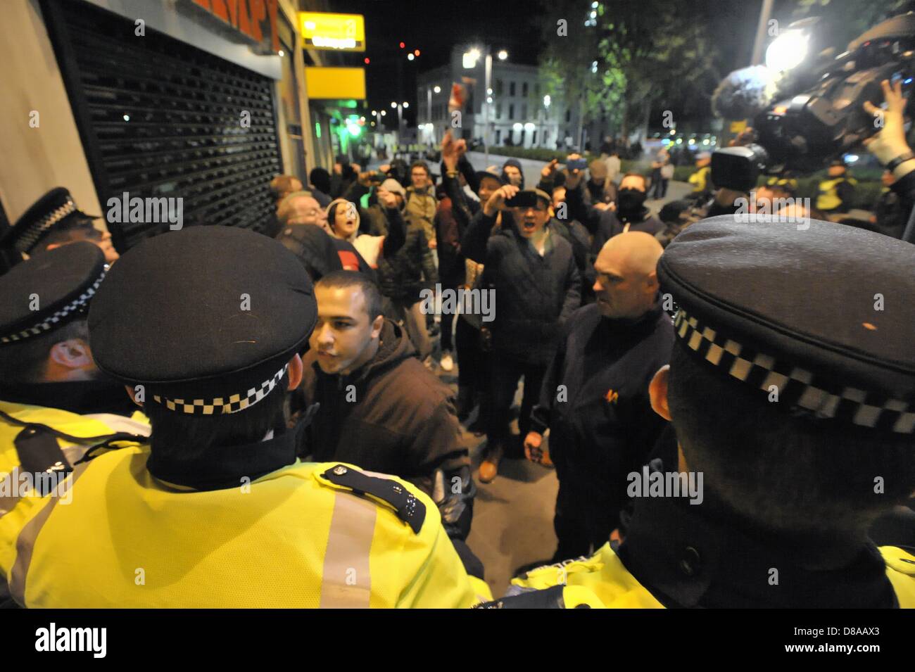 Woolwich, London, UK. 22. Mai 2013. English Defence League Fans Zusammenstoß mit der Polizei in Woolwich, South East London als Reaktion auf die vermeintliche islamischen terroristischen Tötung eines jungen Soldaten in der Gegend heute früh. Zwei Männer, die im Verdacht der Tötung im Krankenhaus bleiben, einer schwerkranken werden soll. Bildnachweis: Lee Thomas / Alamy Live News Stockfoto