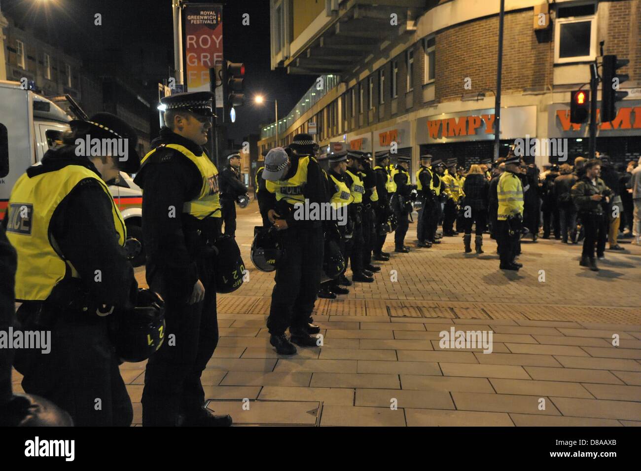 Woolwich, London, UK. 22. Mai 2013. English Defence League Fans Zusammenstoß mit der Polizei in Woolwich, South East London als Reaktion auf die vermeintliche islamischen terroristischen Tötung eines jungen Soldaten in der Gegend heute früh. Zwei Männer, die im Verdacht der Tötung im Krankenhaus bleiben, einer schwerkranken werden soll. Bildnachweis: Lee Thomas / Alamy Live News Stockfoto