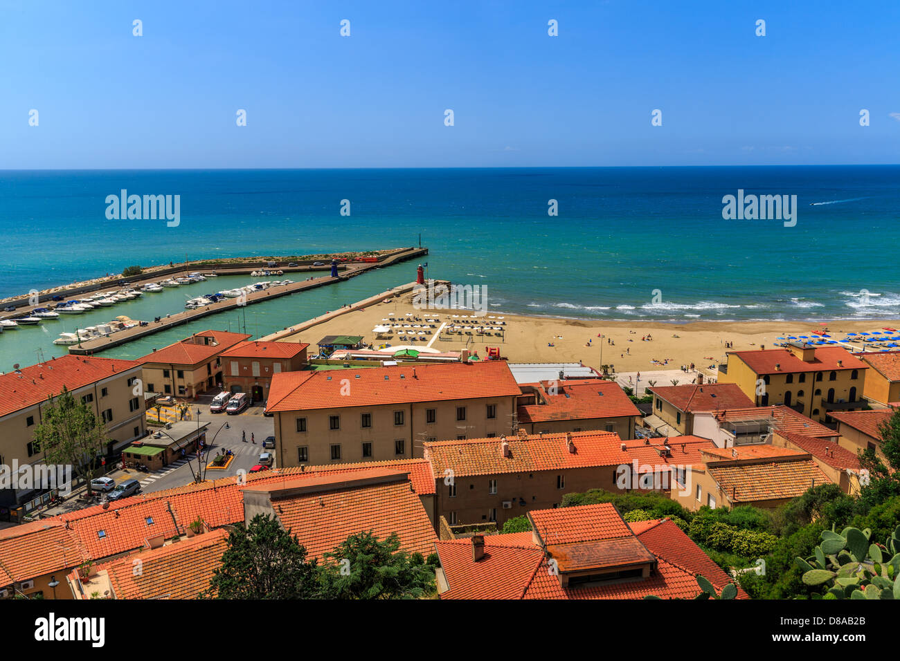 Blick hinunter zum Strand von Castiglione della Pescaia, Maremma-Küste, Toskana, Italien Stockfoto