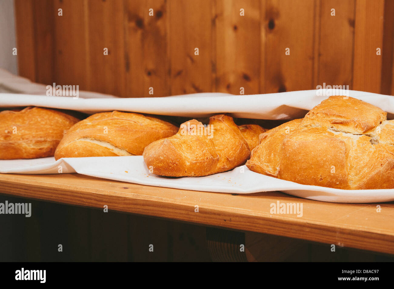 Frisch gebackene rustikale Brote Brot auf Holzbrett Stockfoto