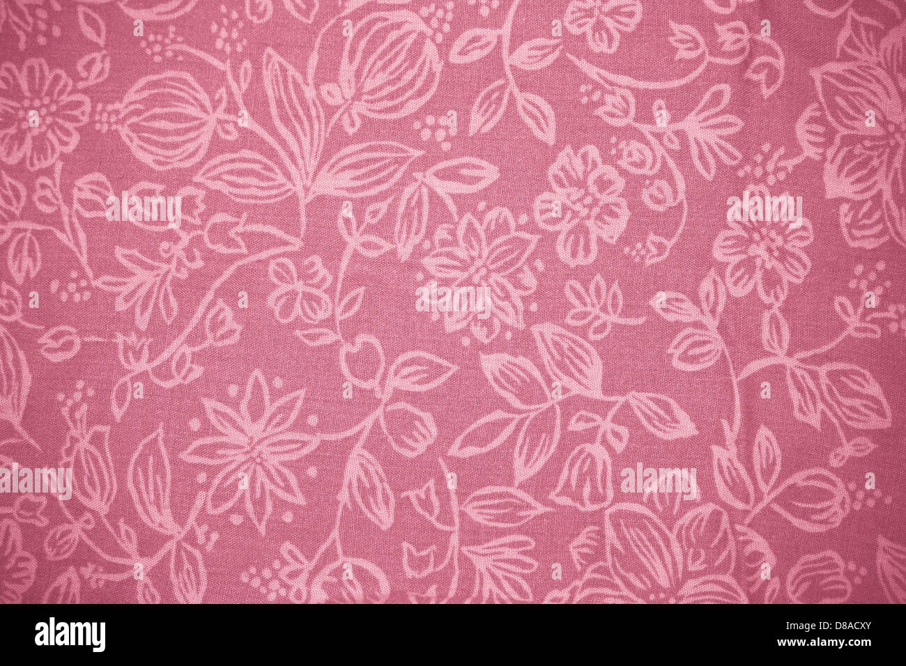 Dieses Bild besteht aus einem korallenfarbenen Stoff mit Blumenmuster. Stoffe wie diese werden häufig in Mode und Wohnkultur wegen ihrer lebendigen Farben und Ästhetik verwendet. Das Blumendesign verleiht der Textur eine zusätzliche Schicht und sorgt für ein visuelles Interesse. Stockfoto