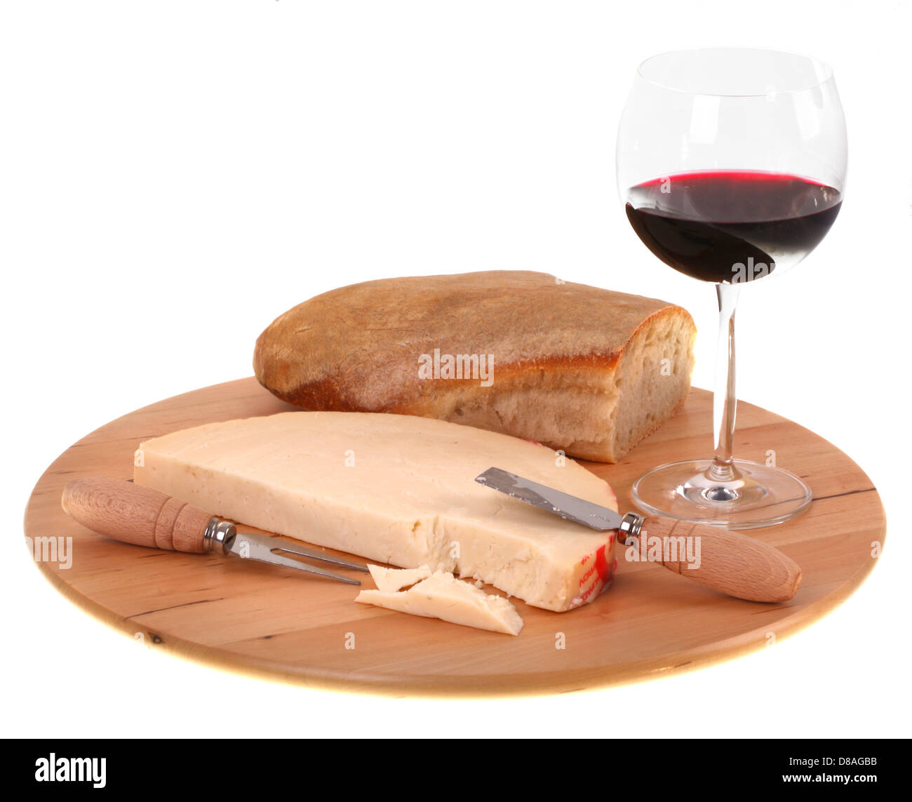 Italienische würzigen Provolone-Käse mit Rotwein und Brot auf weißem Hintergrund Stockfoto