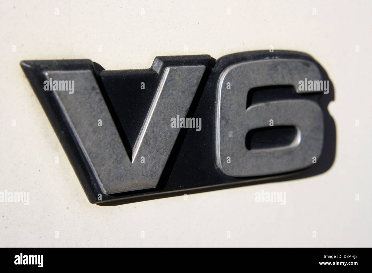 Eine Nahaufnahme eines V6-Motors mit seiner Konfiguration und mechanischen Komponenten. Der V6-Motor wird häufig in Autos wegen seines Gleichgewichts zwischen Leistung und Effizienz verwendet. Stockfoto