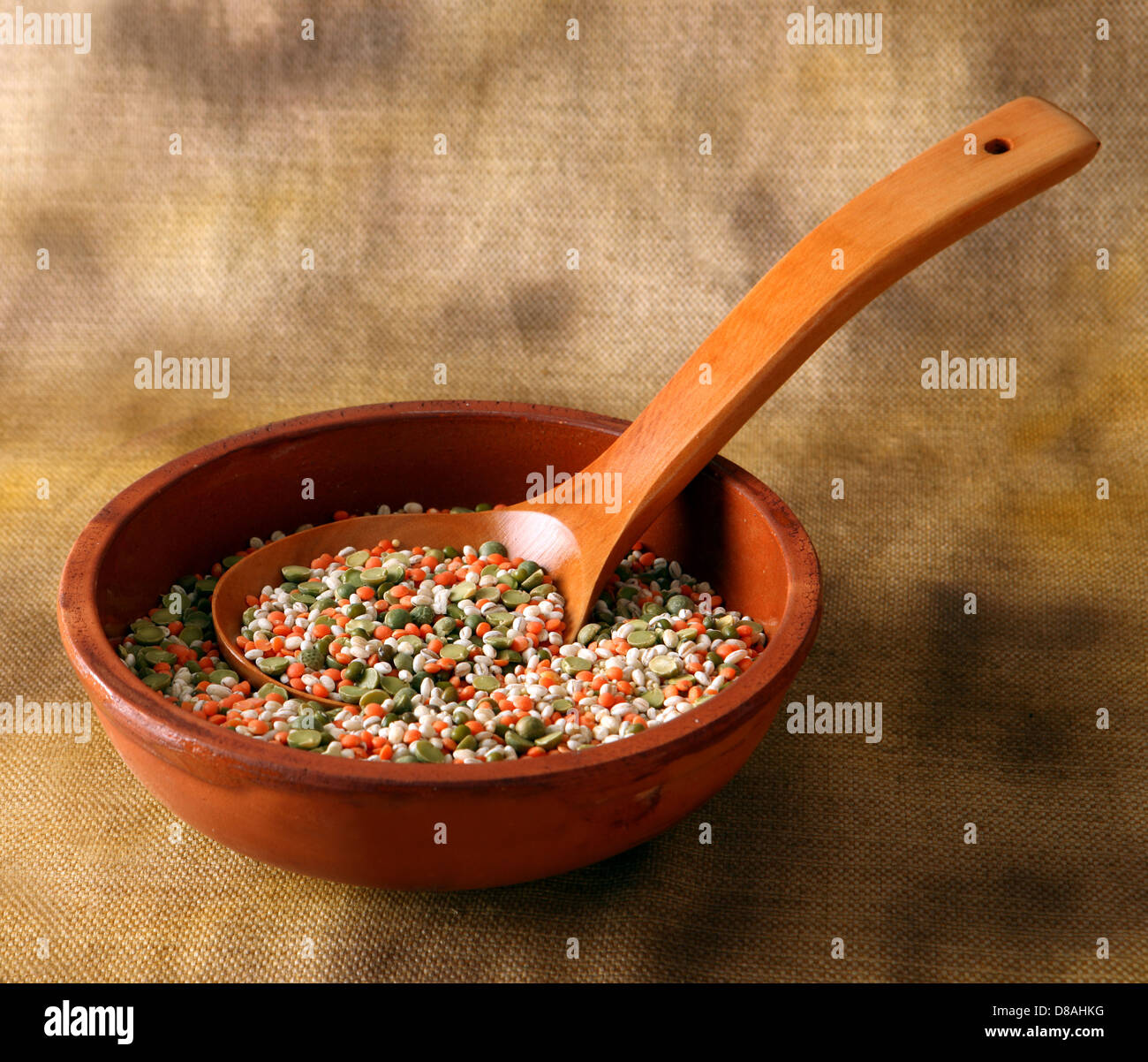 Gemischtes Gemüse in die Schüssel mit einem Holzlöffel Stockfoto