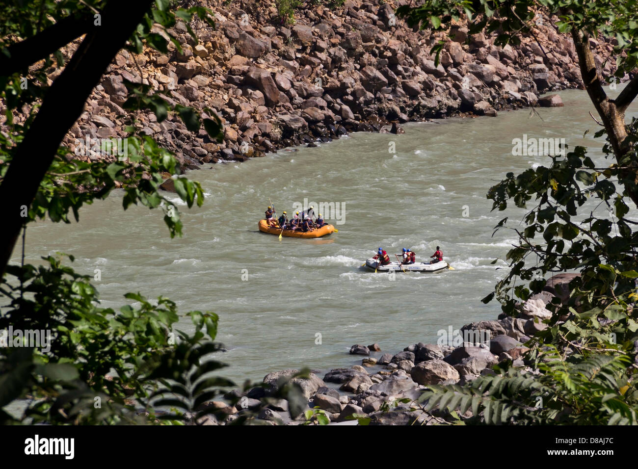 Paar der Flöße im Fluss umrahmt von viel Grün, rafting im schnellen beweglichen Ganges in den Himalaya Stadt Rishikesh in Indien Stockfoto
