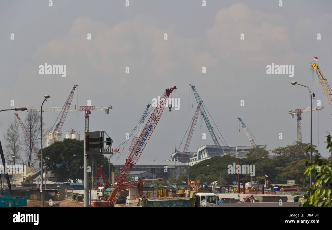 Krane und Baumaschinen am Marina Hafen in Singapur, zeigt eine große Anzahl von Kranen und Maschinen Stockfoto