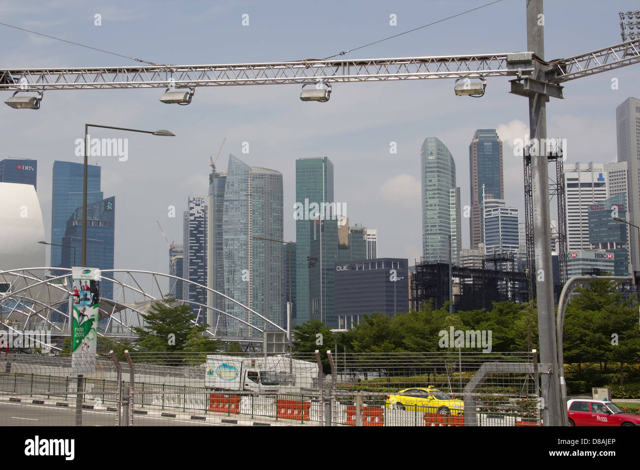 Beleuchtung für Singapur Formel1 und ein Blick auf die Helix-Brücke zusammen mit Gebäuden des Financial District Stockfoto