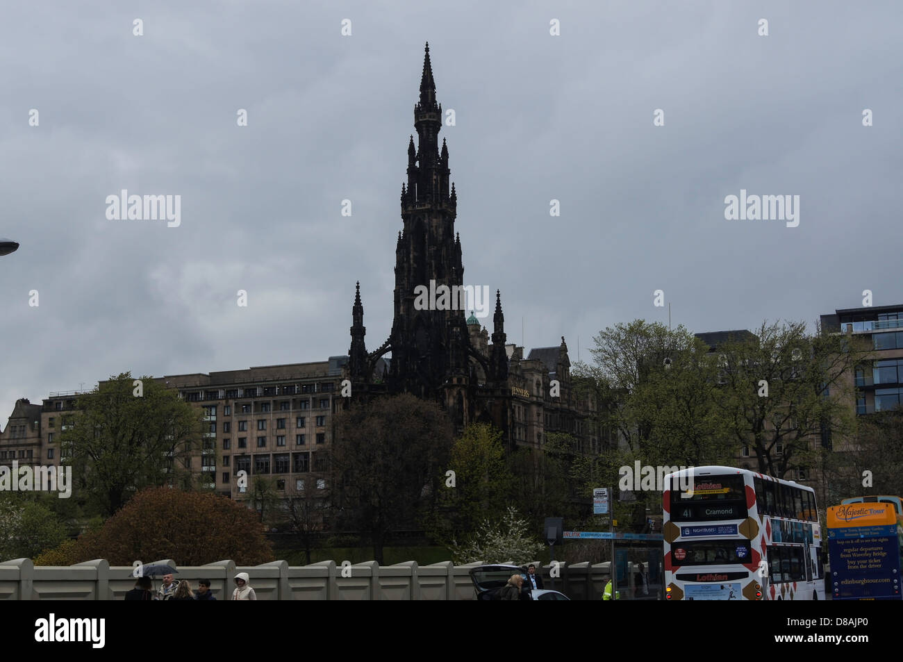 Scott Monument, neben dem Bahnhof Waverley und mit Sightseeing Bus neben ihm, in Edinburgh, Schottland, Großbritannien Stockfoto