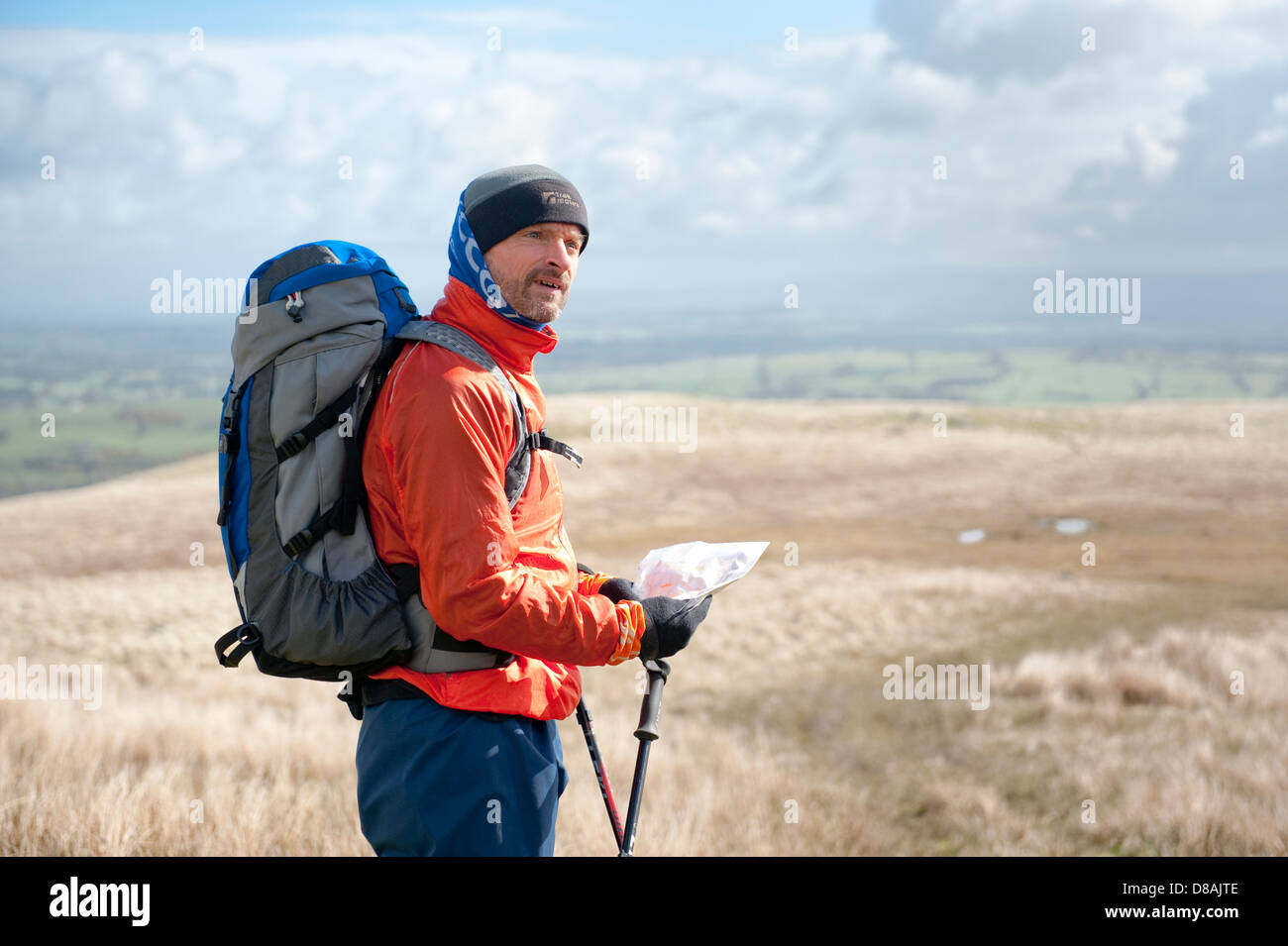 Ein Mann Kartenlesen in den Fjälls des englischen Lake District Stockfoto