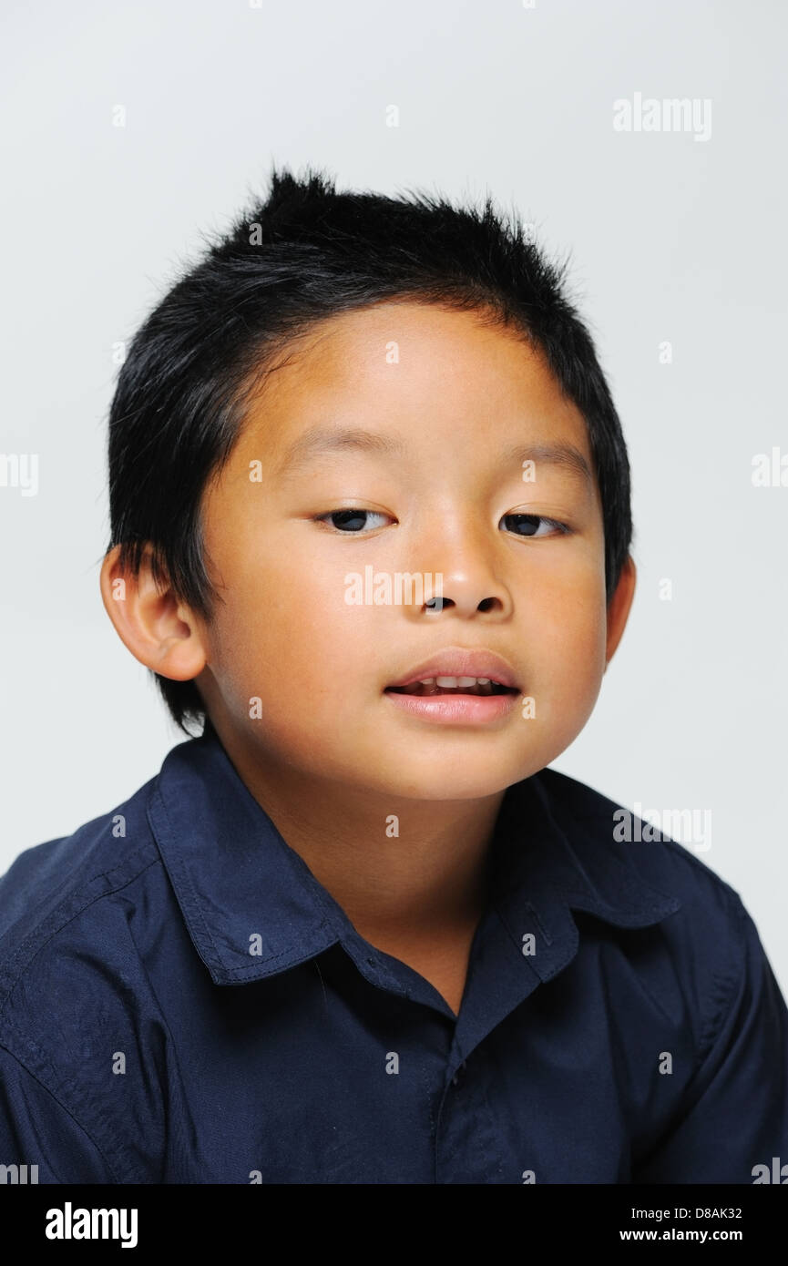 Asiatische junge blickte mit blauem Hemd Stockfoto