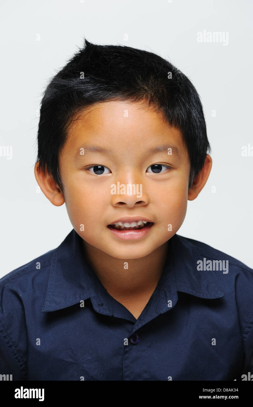 Asiatische junge Blick in die Kamera und lächelnd Stockfoto