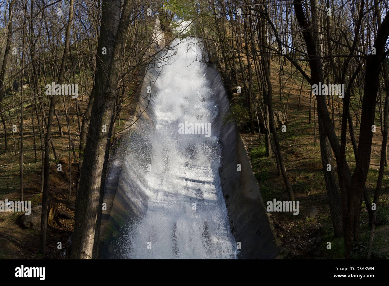 Wasser auf einem kleinen Hügel auf dem Weg zum Sonmarg von Srinagar sprudeln. Wasser Kaskaden hinunter einen kleinen Betonkanal auf dem Hügel. Stockfoto