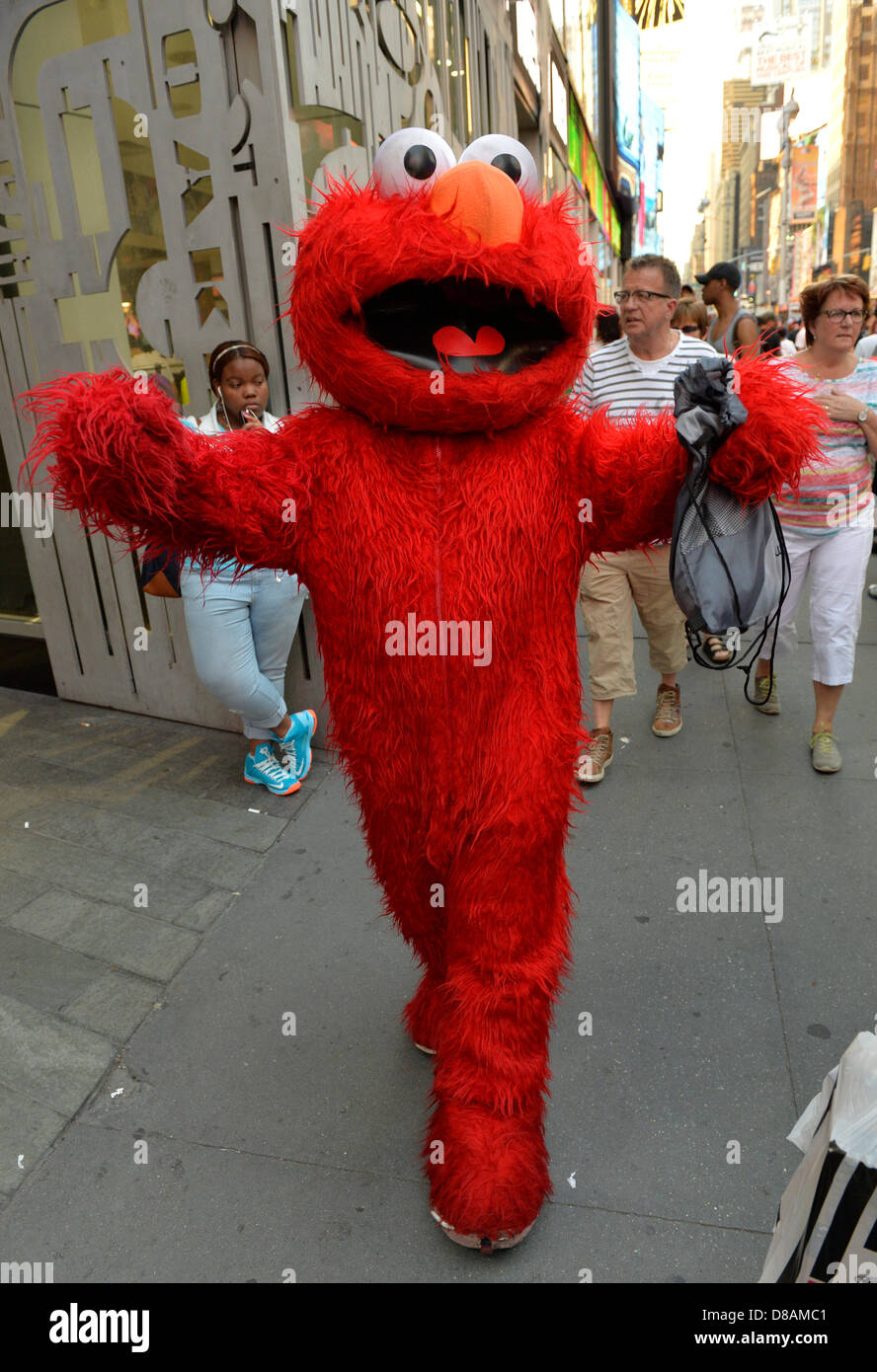 New York, USA. 21. Mai 2013. Eine Person, die in einem roten Elmo Kostüm  des Zeichens Sesamstraße geht an der 7th Avenue in Manhattan. Bildnachweis:  Ann E Parry / Alamy Live News Stockfotografie - Alamy