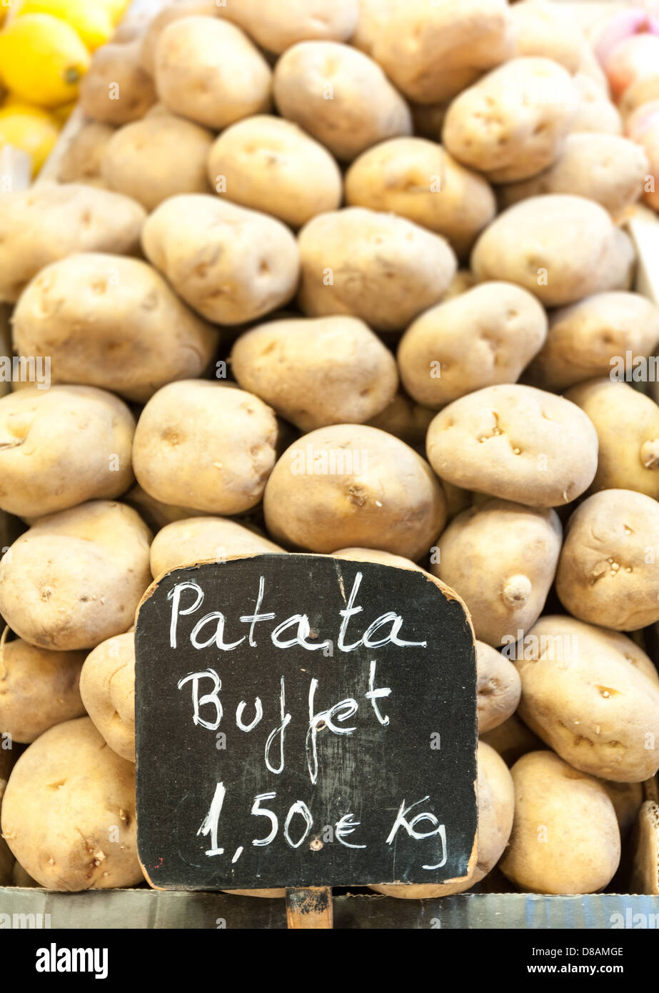 Haufen Kartoffeln am Marktstand in Europa mit schwarz-weiß-Preis vor. Landwirtschaft und Produkte zu verkaufen. Stockfoto