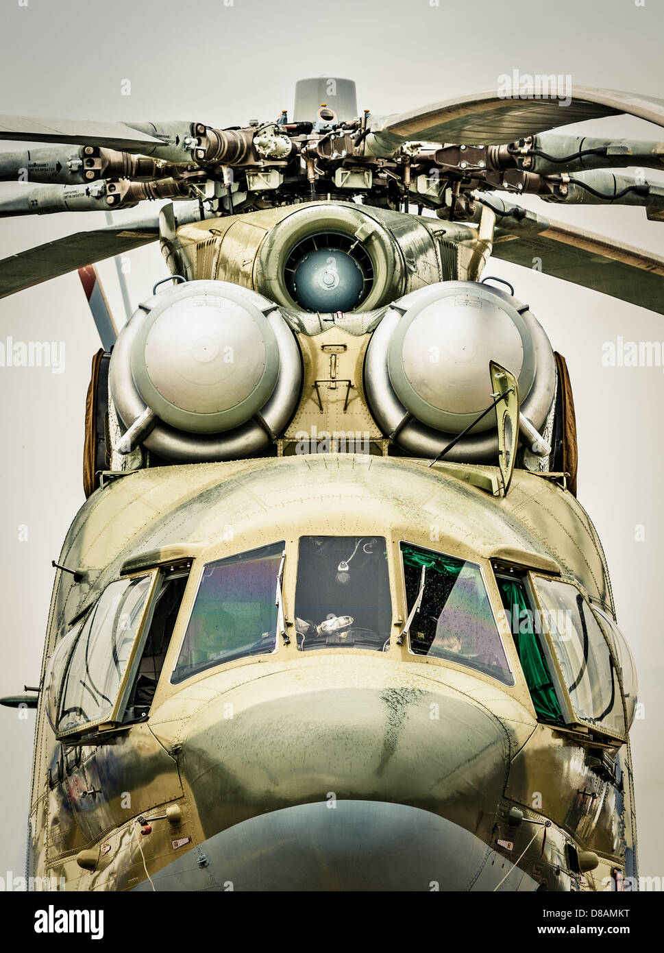 Fokus auf Fenster des Cockpits und Propeller der russischen Militärhubschrauber, grauen Himmel im Hintergrund. Armee-Luft-Transport in Russland. Stockfoto