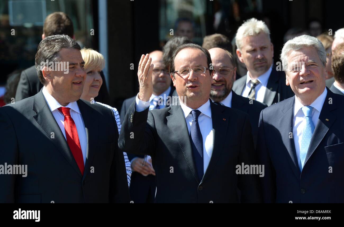 SPD-Vorsitzende Sigmar Gabriel (L), French President Francois Hollande (C) und Bundespräsident Joachim Gauck kommen zum 150. Jubiläum der deutschen Sozialdemokratischen Partei (SPD) an das Gewandhaus in Leipzig, Deutschland, 23. Mai 2013. vor 150 Jahren der allgemeinen deutschen Arbeiter-Verein (allgemeinen Deutscher Arbeiterverei, ADAV) gegründet, der Vorläufer der SPD. Foto: HENDRIK SCHMIDT Stockfoto