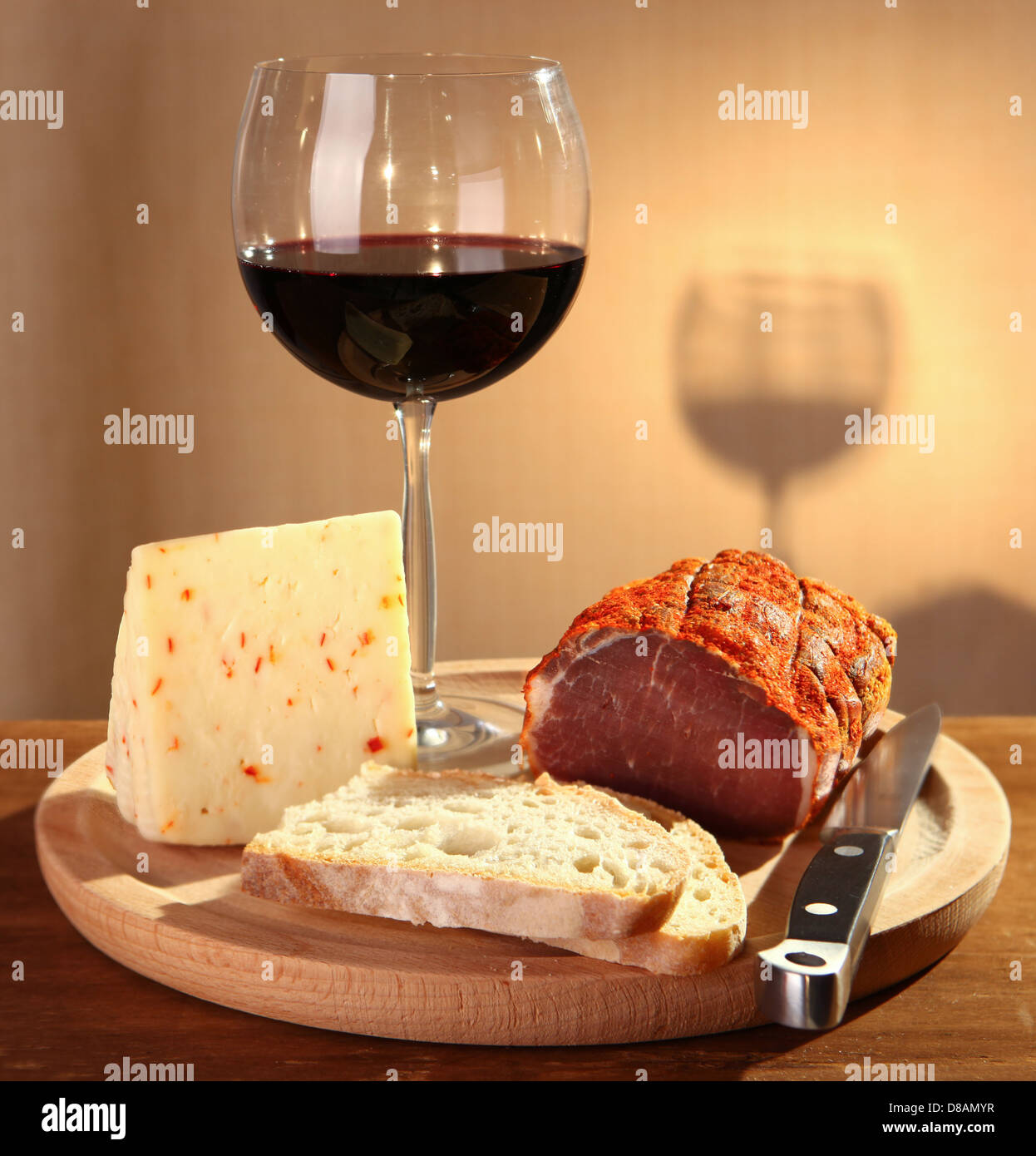 Rotwein mit italienischen Käse und Capocollo. Stockfoto