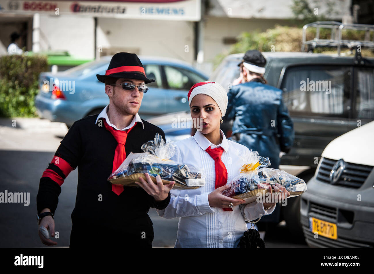 Mshloach Purimgeschenken, auch genannt einen Purim-Korb, sind Geschenke von Speisen oder Getränken, die bekannte am Purim Tag gesendet werden Stockfoto