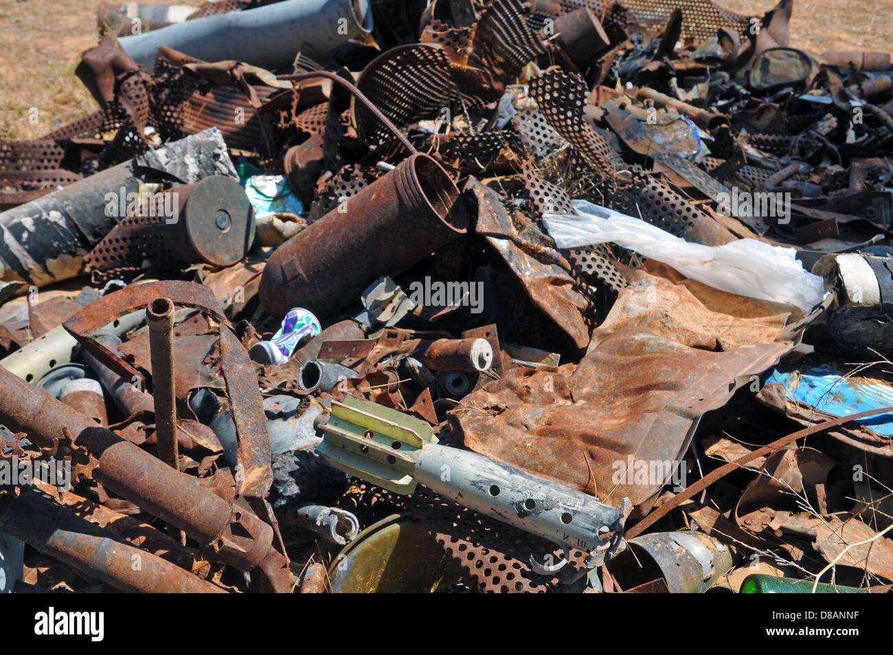 Waffe-Schrott ist auf einem Freigelände abgebildet, die die Bevölkerung als ein Picknick am Wochenende in Tripolis, Libyen, 6. Mai 2013 dient. Diese Waffen und Minen gesammelt und in einer kontrollierten Explosion auf eine Explosion Boden nahe der Stadt zerstört. Die deutsche St. Barbara-Stiftung engagiert sich in Libyen seit Anfang 2012 bei der Abfertigung und es unter anderem mit Mitteln des Auswärtigen Amtes finanziert wird. Seit seiner Gründung im Jahr 1995, St. Barbara Foundation unterstützt die Clearance von Waffen und Sprengkörper der ehemaligen Konfliktgebieten und Krieg-Theater und gibt h Stockfoto