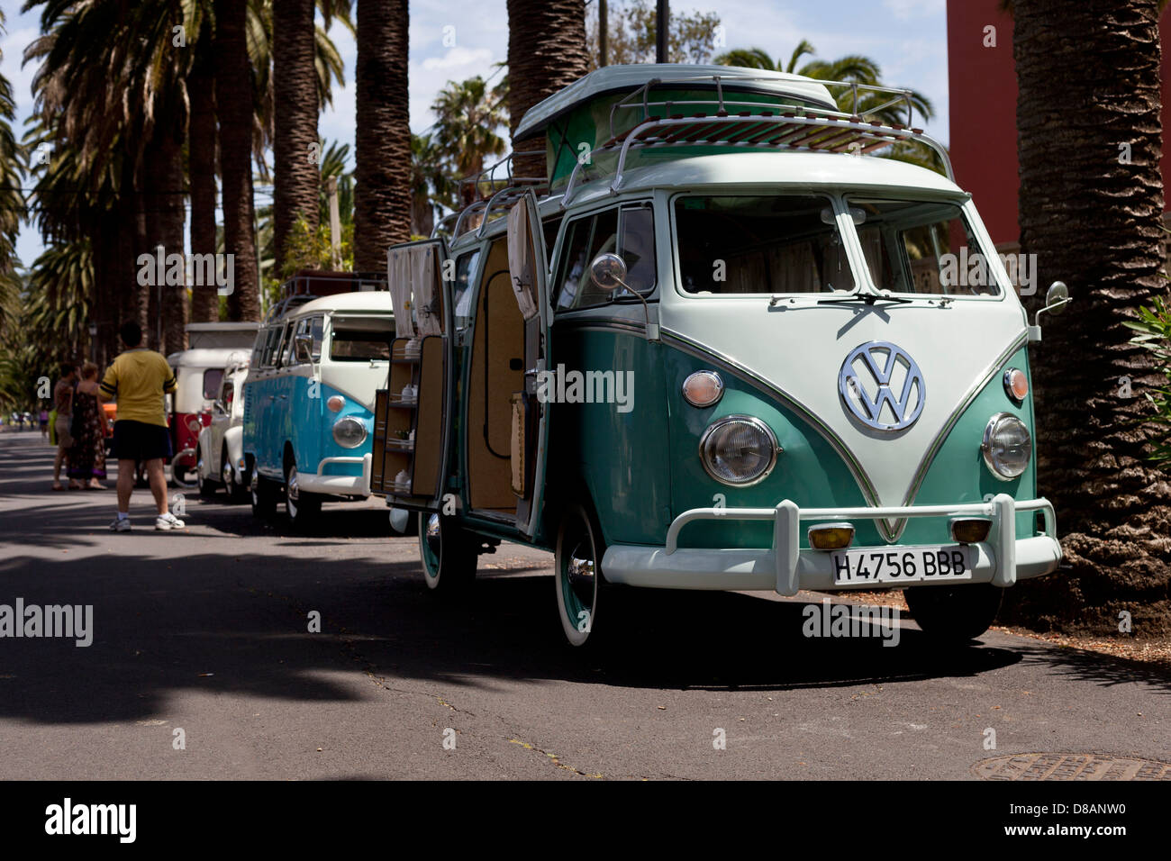 Reihe von geparkten VW Volkswagen Wohnmobile Stockfoto