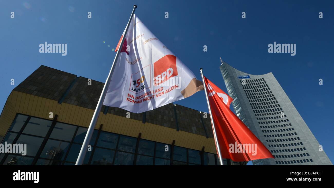 SPD-flags Wave anlässlich des 150-jährigen Jubiläums der deutschen Sozialdemokratischen Partei (SPD) an das Gewandhaus in Leipzig, Deutschland, 23. Mai 2013. vor 150 Jahren der allgemeinen deutschen Arbeiter-Verein (allgemeinen Deutscher Arbeiterverei, ADAV) gegründet, der Vorläufer der SPD. Foto: HENDRIK SCHMIDT Stockfoto