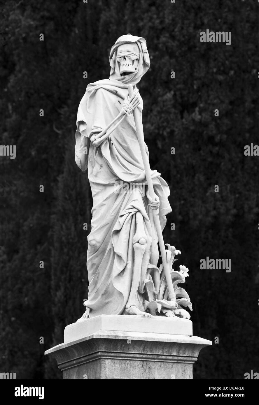 Eine viktorianische Skulptur mit verbundenen Augen Tod, der Sensenmann, mit seiner Sense, auf dem englischen Friedhof, Florenz, Italien (s/w) Stockfoto