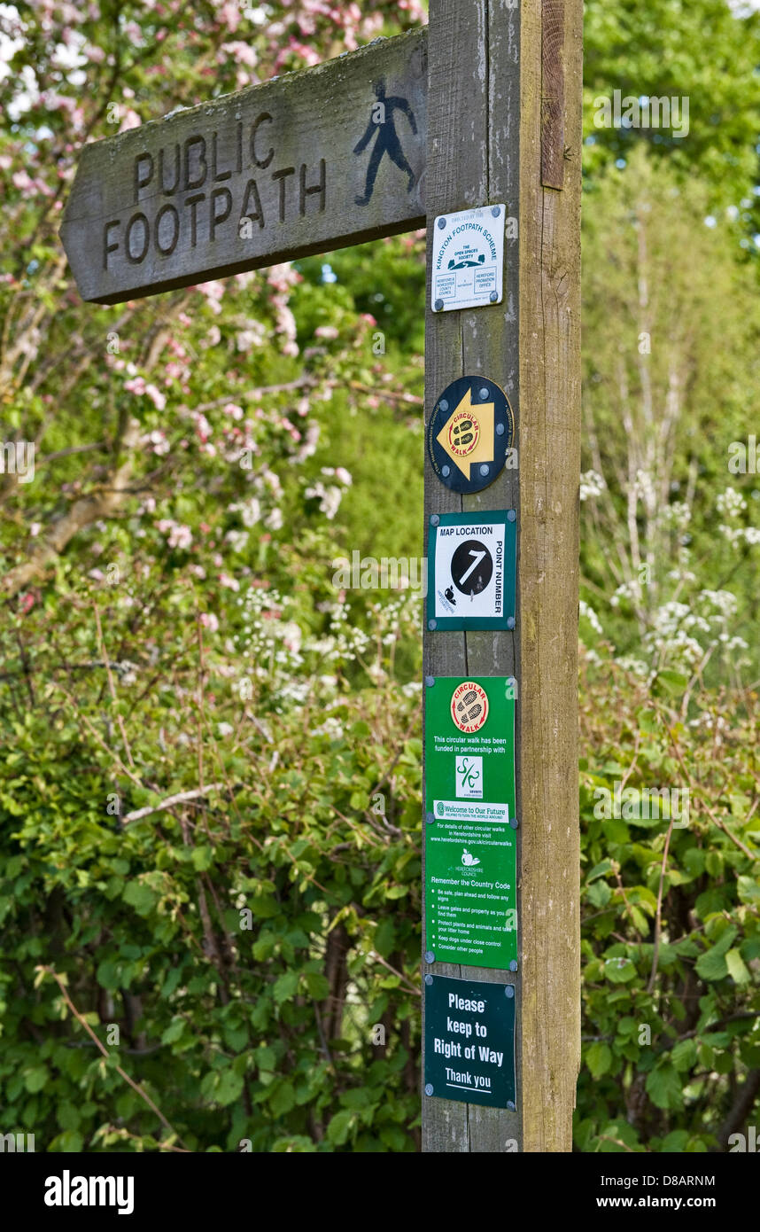 Ein öffentliches Wanderwegschild in Herefordshire, Großbritannien, das eine lange Liste von Anweisungen, Ratschläge für Wanderer usw. zeigt Stockfoto