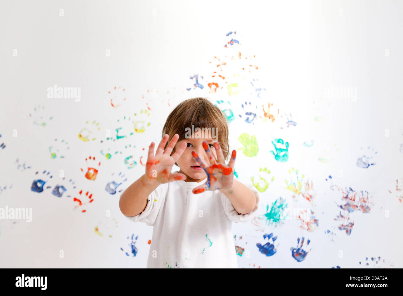 Junge mit seinen schmutzigen Händen Stockfoto