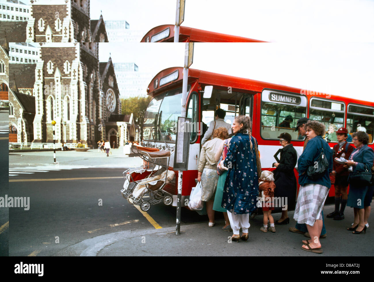 Christchurch Neuseeland Menschen einsteigen in einen Bus Kinderwagen hängen  an den vorderen Teil des Busses Stockfotografie - Alamy