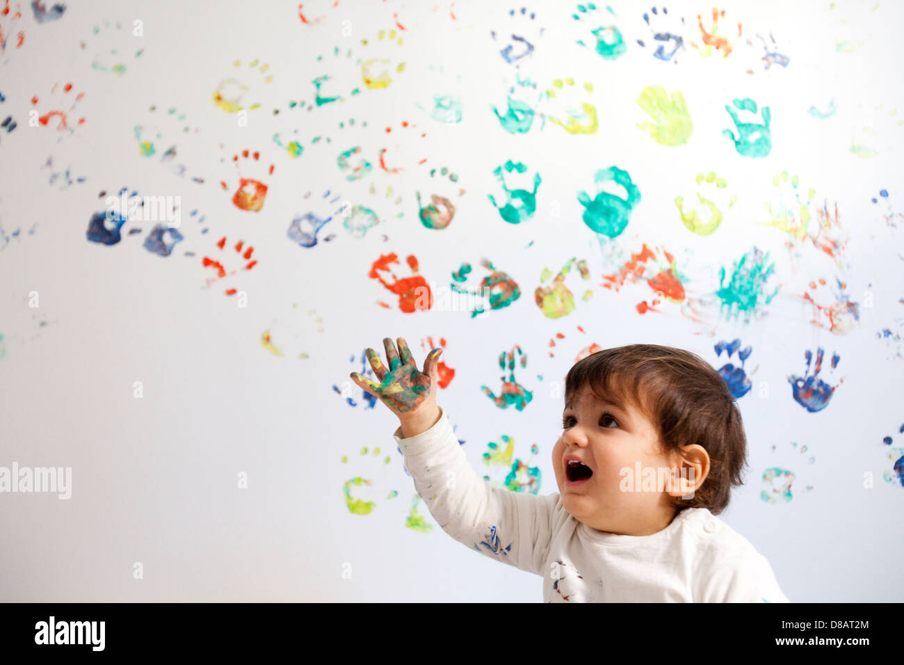 Baby zeigt seine schmutzige hand Stockfoto